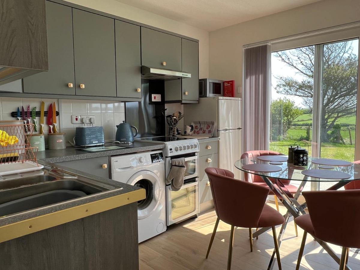 Valley View Self-Catering Coastal Bungalow In Rural West Wight Freshwater Exterior foto